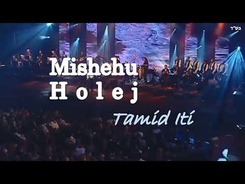 Mishehu Holech Tamid Iti | Canta: Avraham Fried | Hebreo, fonética y español