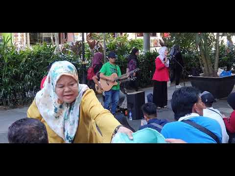 AZMI CALIPH BUSKERS tunaikan lagu permintaan seseorang