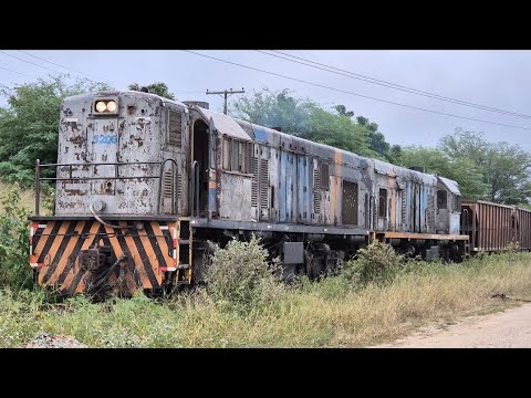 Locomotivas U12B e U13B descendo e subindo rampa saindo de Santaluz-BA