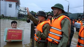 Phó Thủ tướng Trần Hồng Hà thăm hỏi, động viên người dân bị cô lập trong vùng lũ ở Đà Nẵng