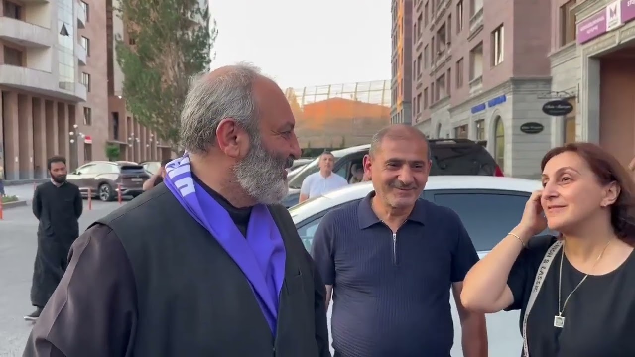 Սրբազանը երեխաներին ինչ-որ բան է նվիրում
