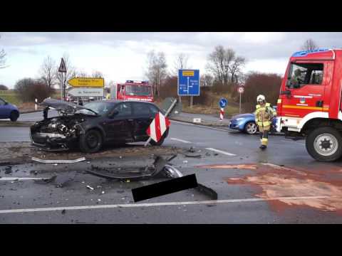 Salzenforst - Frontalcrash - Feuerwehrmann bei Verkehrsregelung verletzt