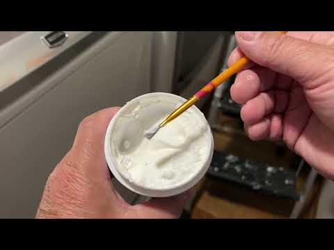 How to Touch up Paint Spots on a Ceiling