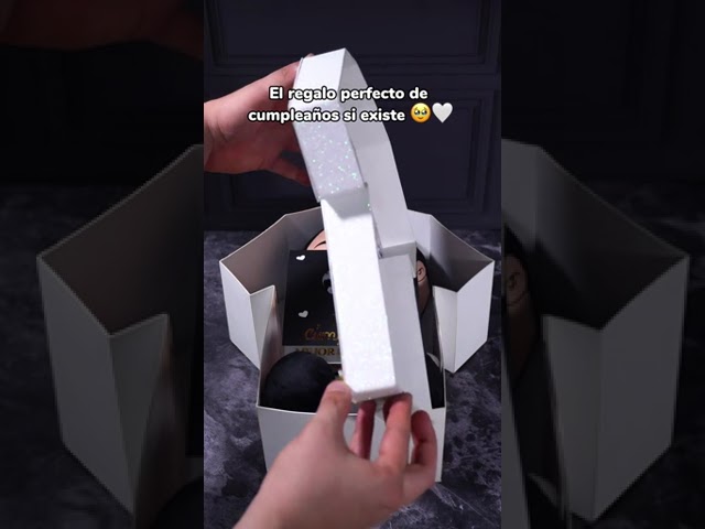 Vídeo relacionado con Cojín Personalizado Fútbol - Diseño Doble Cara con Relleno Incluido - Regalo Original Aficionados del Fútbol - Regalo Camiseta Equipo Fútbol - Apto para Lavadora (A. Madrid, 35 x 35 cm)