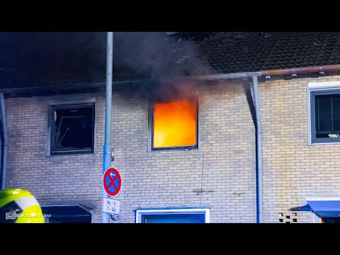 Tödlicher Wohnungsbrand in Neuss - Feuer breitet sich auf gesamtes Wohnhaus aus | 21.04.2021