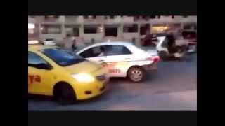 Taxi Bumpcars Yellow VS White Roadrage Battle! Taxi Wars