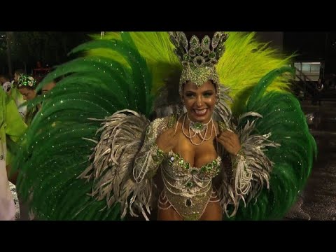Féérie et extravagance au sambodrome pour le Carnaval de Rio