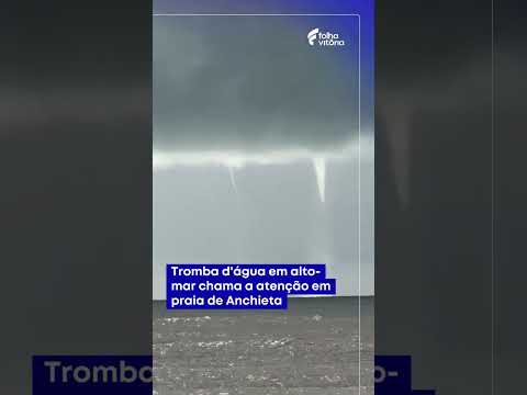 Tromba d'água em alto-mar chama a atenção em praia de Anchieta
