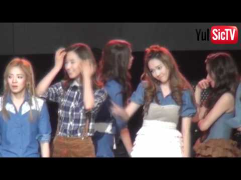 [111022] SNSD Yulsic 율싴 Fancam Moment #99 - Shy YulSIc @ MuCore