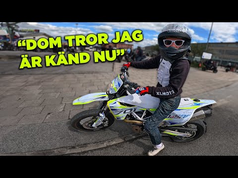 Lånar ut min Motorcykel på mopedträff (Frihamnen 2024)