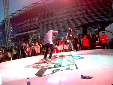B-BOY BATTLE  MENNO vs Thesis @ THE BAMBOOZLE 5/1 2011