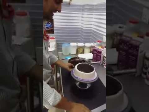 chocolate flower on cake (naeem chef)