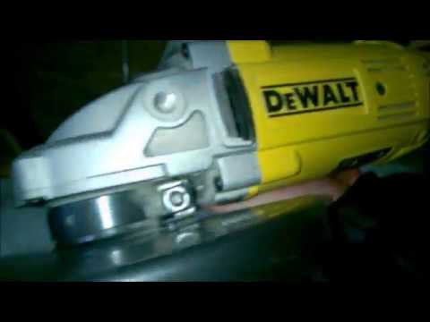 DEWALT kampinis šlifuoklis DWE492 230mm 2200W video