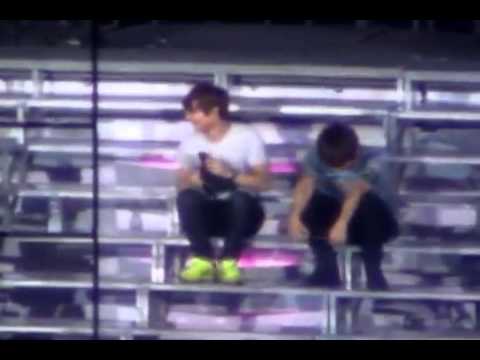 [110820]Hohyun kissing scene in Nanjing concert
