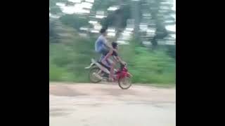 Download lagu Gokil bocah TERBANG naik motor !! #shorts mp3