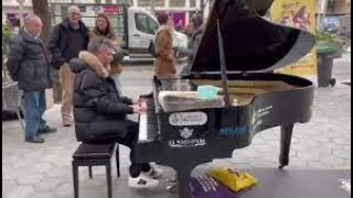 Fito Páez, de paseo por Barcelona, encontró un piano en plena calle y se sentó a tocar para todos