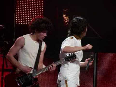 download lagu mp3 mp4 Lovebug Jonas Brothers Download, download lagu Lovebug Jonas Brothers Download gratis, unduh video klip Lovebug Jonas Brothers Download