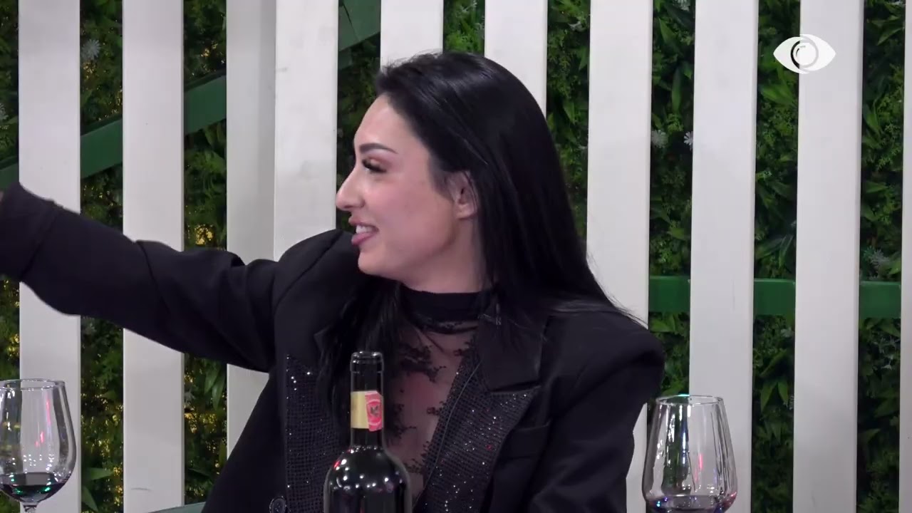 Keijsi dhe Stelina këndojnë me banorët