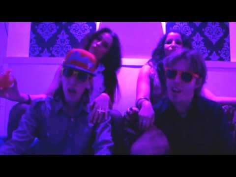 download lagu mp3 mp4 El Diablo Se Viste De Zara, download lagu El Diablo Se Viste De Zara gratis, unduh video klip El Diablo Se Viste De Zara