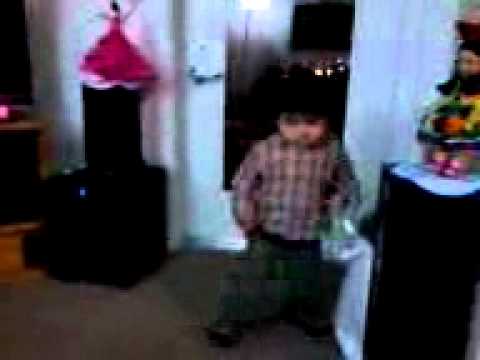 Fabrizio bailando al ritmo de Pitbull