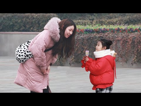 “你吃糖嗎”當小女孩與陌生人分享糖果，大家會是什麼反應？