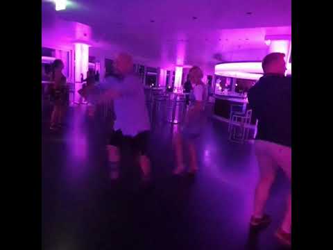 Meine Schwester tanzt. Doch der Typ tanzt besser als sie und ich.... 😂