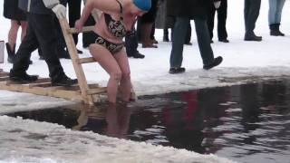 preview picture of video 'Russian Women Are Tough Winter Swimmers'