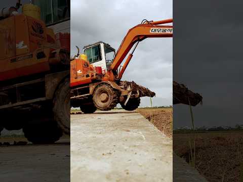 Máy Xúc Lốp dùng gầu chế khéo léo leo bờ khi hoàn thành mương! Wheel vs Track Excavator #excavator
