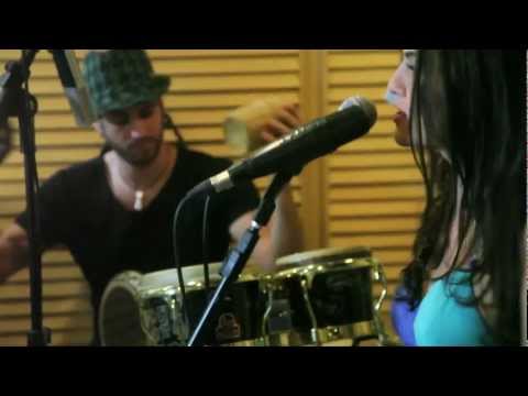 Tabatha Fher canta "Cadê Ele?" ao vivo na S de Samba