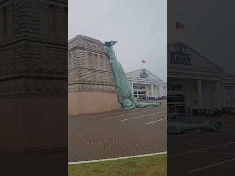 a réplica da Estátua da Liberdade localizada em Guaíba, no Rio Grande do Sul, foi derrubada