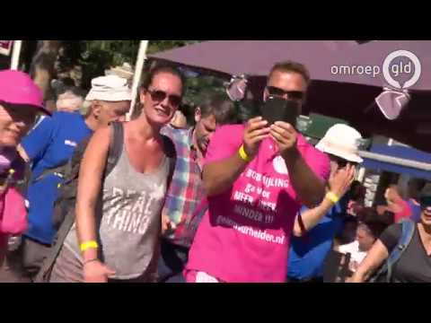 Wandelaars door Elst tijdens de Vierdaagse 2017