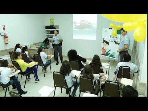 Polícia Rodoviária conscientiza crianças sobre trânsito