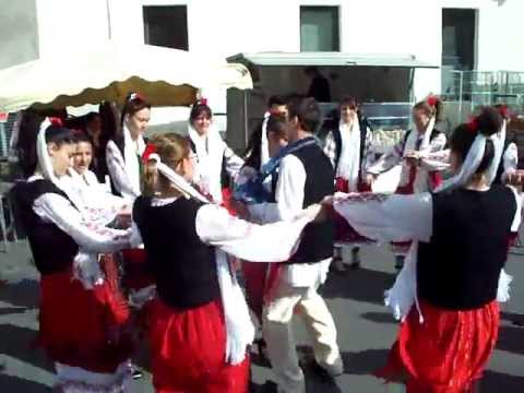 FLORICICA din Posesti, Prahova danseaza Perinita in targul de legume din Beaupreau