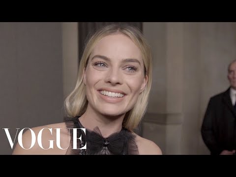 マーゴット・ロビー、ペネロペ・クルスなどがシャネルのメティエ・ダール展に登場｜ヴォーグ (Margot Robbie, Penélope Cruz and More Go Inside Chanel’s Métiers d’Art Show | Vogue)
