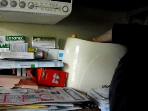 Junge steckt Hand in Toaster