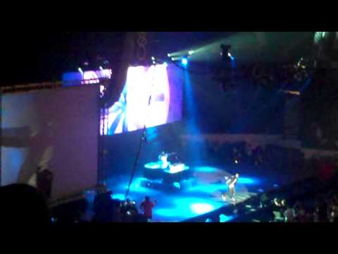 B.o.B - Airplanes LIVE