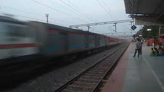 preview picture of video '12423 Dibrugarh Rajdhani Dusting and Cranking at High Speed.'