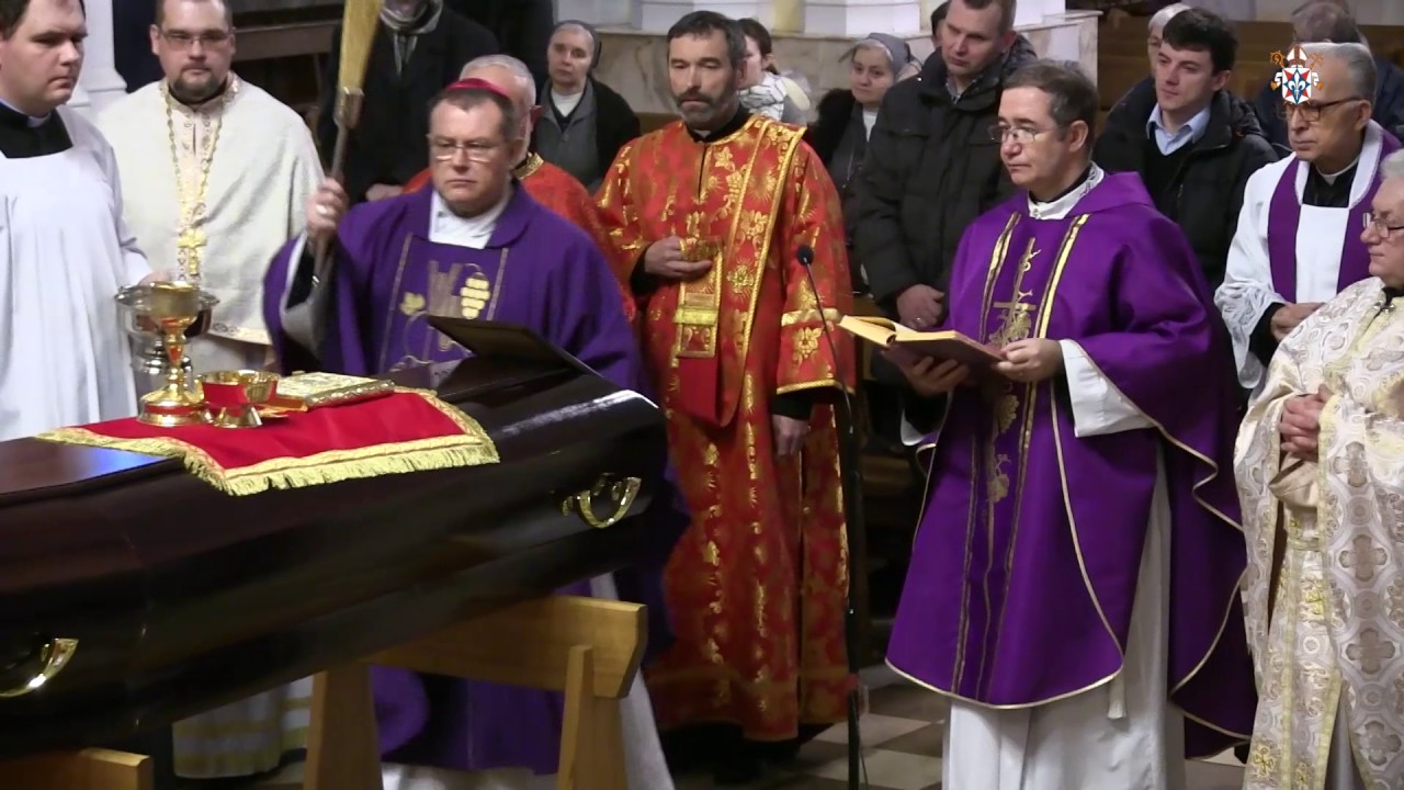 Заупокойная месса моцарта. Заупокойная месса. Реквием заупокойная месса. Заупокойная служба. Католический священник на мессе.