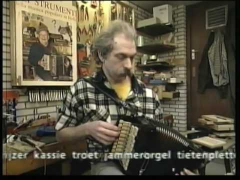 Karel van der Leeuw speelt wat voor