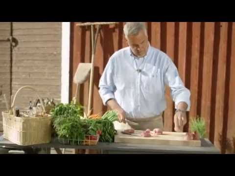 Ernst Kirchsteiger lagar en varm potatissallad med fläskknyten - TV4