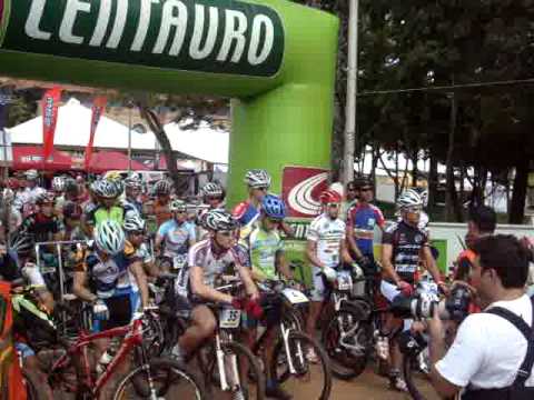 Copa Internacional MTB 2011 - Araxa - a benção do padre antes da largada