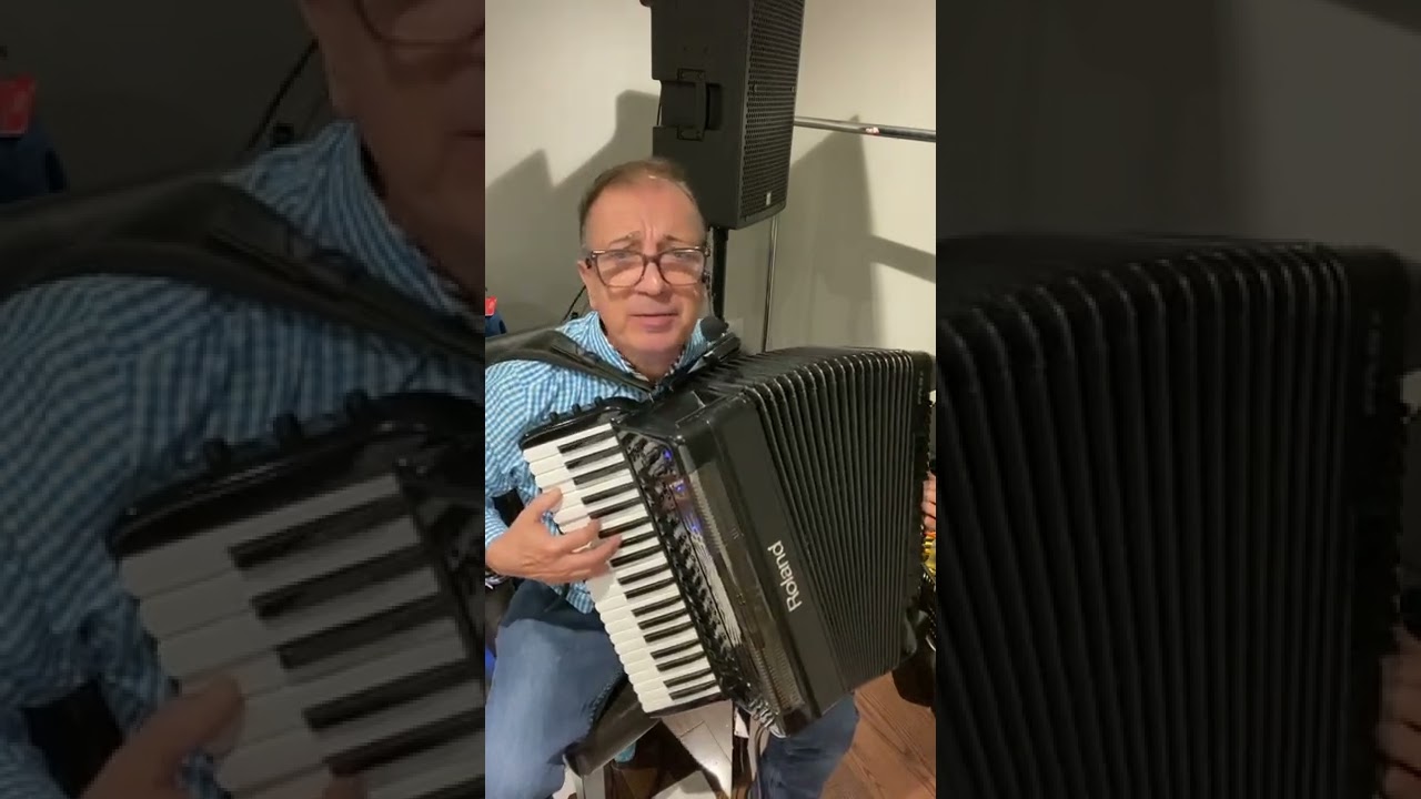 Promotional video thumbnail 2 for Emilio Leone - Strolling Accordionist