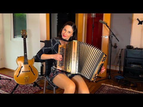 Claudia Hinker spielt "Eine Herde weißer Schafe" auf ihrer Steirischen Harmonika
