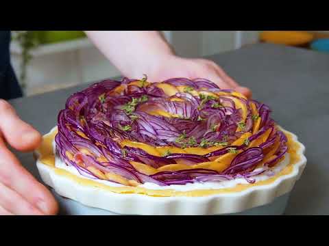 Jolie tarte à l'oignon avec du bacon et des pommes de terre