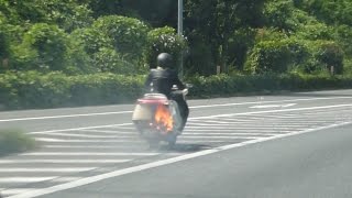 preview picture of video 'マフラーから火が出るバイク 中央道 上野原IC付近'