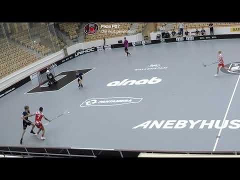 Oskar#92 slår en lång boll till Thomas#7 som spelar fram Oliver#85 som drar till i slottet