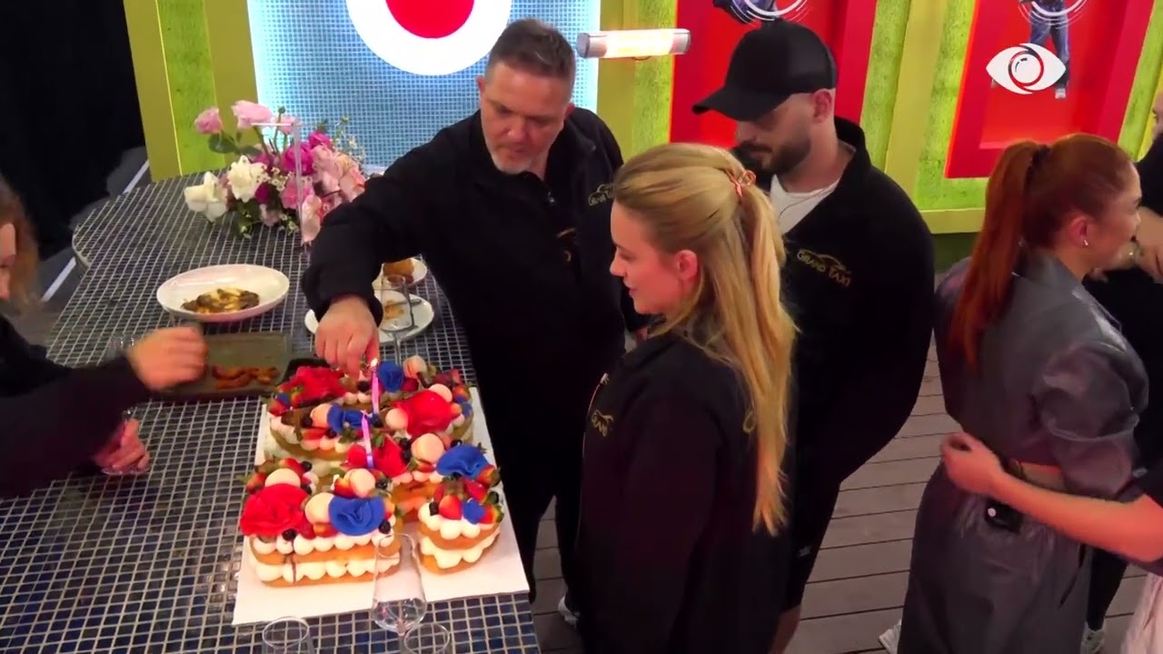 50 ditët e para brenda shtëpisë, banorët bëhen bashkë në oborr dhe fryjnë qirinjtë e tortës