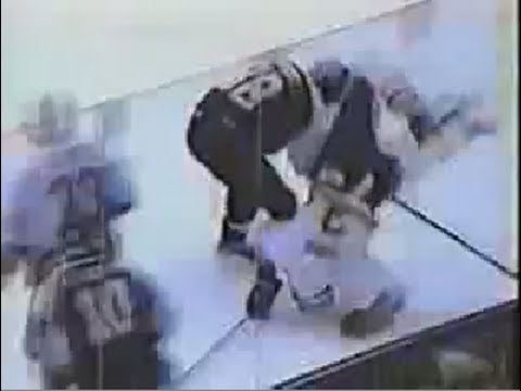 Zdeno Chara gets owned by Eric Lindros