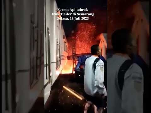 M3N9ERIKAN!!!  Detik-detik Kereta Api Tabrak Truk Tlailer #semarangterkini