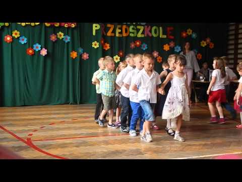 Przedszkolaki tańczą "Poloneza"